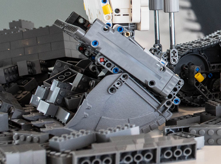 lego 42100 pieces