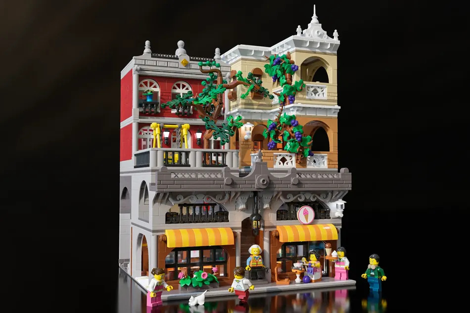 https://www.thebrickfan.com/wp-content/uploads/2023/04/LEGO-Ideas-Ice-Cream-Parlor.jpg