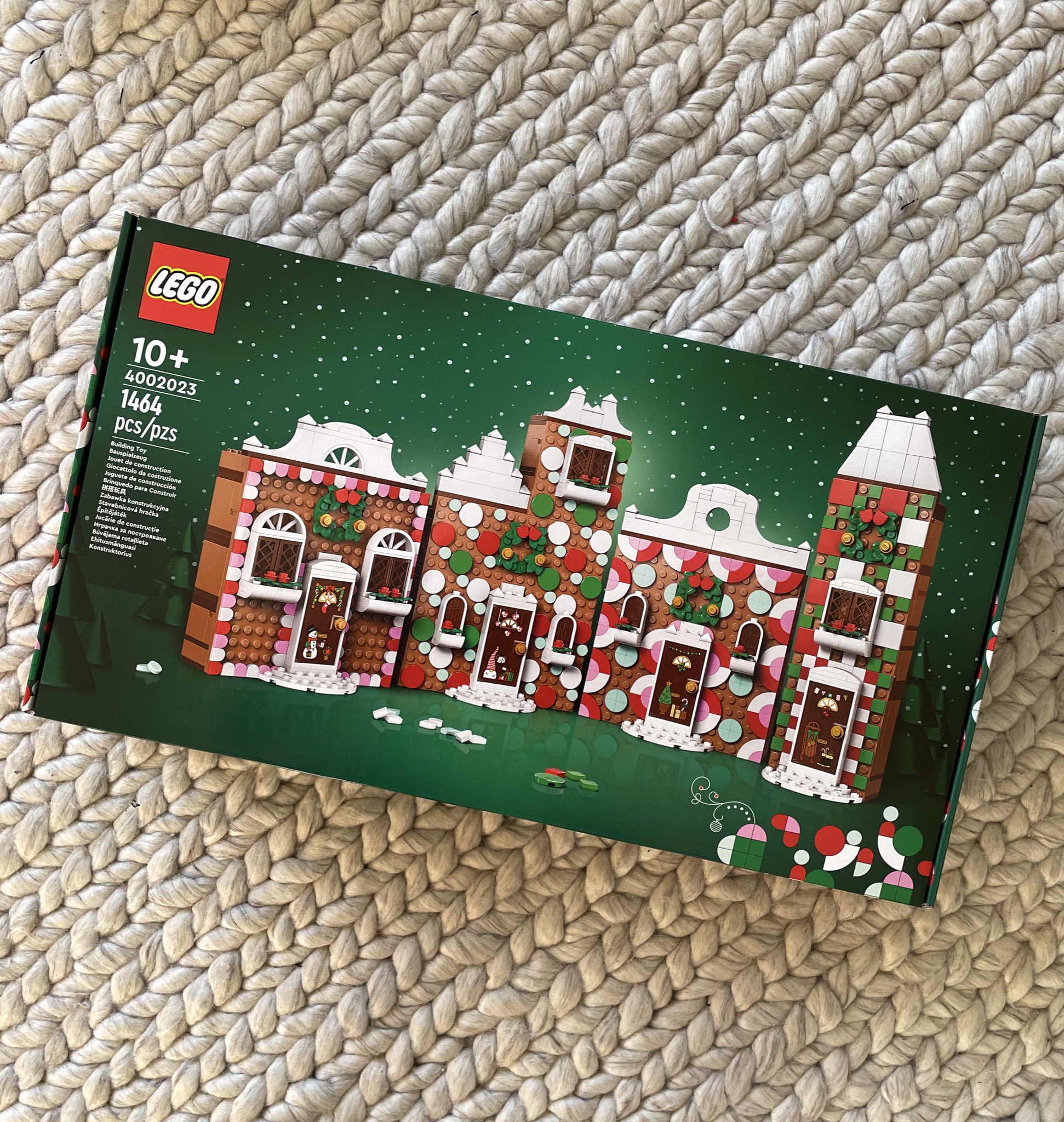 https://www.thebrickfan.com/wp-content/uploads/2023/11/LEGO-Seasonal-Employee-Gift-2023-DOTS-Gingerbread-House-4002023.jpg